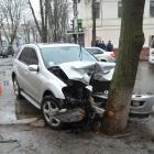 «Мерседес» врезался в дерево на Большой Морской